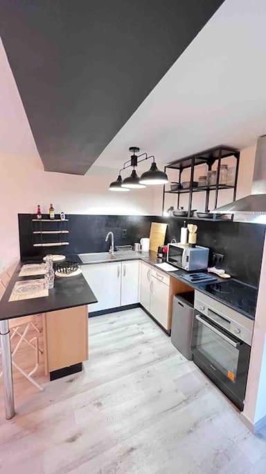 Logement Moderne Au Coeur Du Village Saint-Georges-de-Luzençon Eksteriør bilde
