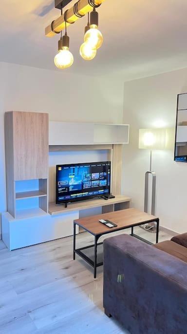 Logement Moderne Au Coeur Du Village Saint-Georges-de-Luzençon Eksteriør bilde