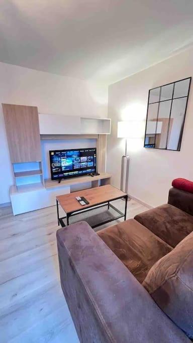 Logement Moderne Au Coeur Du Village Saint-Georges-de-Luzençon Eksteriør bilde