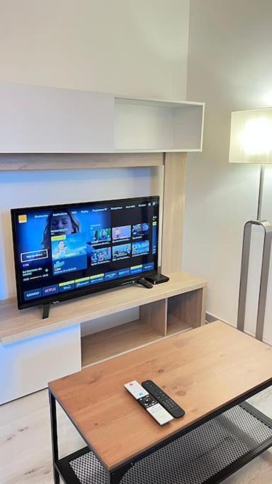 Logement Moderne Au Coeur Du Village Saint-Georges-de-Luzençon Eksteriør bilde